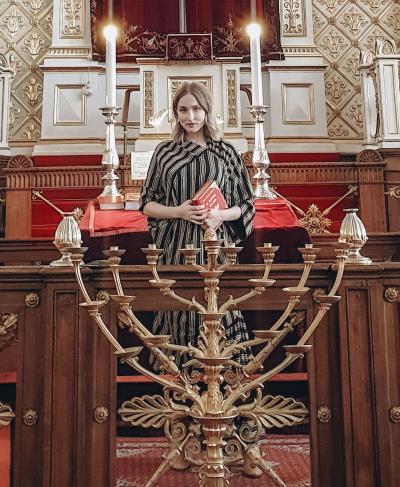 Ekaterina Andersen på bimaen i Synagogen