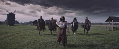 Billede fra filmen 'the Golem' maskerede mænd bærer på kvinde