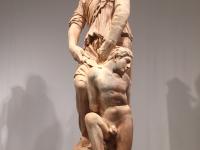 En statue af Abraham der skal til at ofre Isak