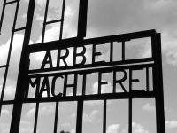 Et skilt med ordene 'Arbeit Macht Frei'