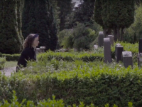 En pige ved sin afdøde fars gravsted 