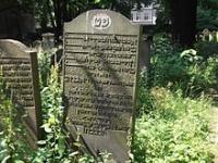Gammel gravsten på Mosaisk Nordre begravelsesplads i Købenahvn
