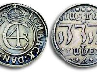 To hebræermønter med Christian d. 4. sejl og skrift på hebræisk