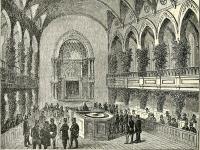 Illustration af et hof, hvor mænd med højehatte deltager