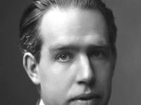 Portræt af fysiker Niels Bohr i sort/hvid