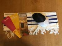 Et jødekit - kippot, tallit og brochurer 