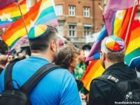 jøder til pridefestival med regnbue kalotter på