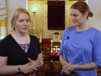 Emma og Sara i synagogen