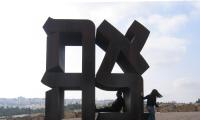 et monument med de hebræiske bogstaver for ordet kærlighed på hebræisk