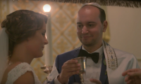 En par drikker ceremoniel vin under en bryllups ceremoni