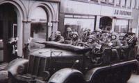 sort/hvid billede af tysk militærkøretøj med 9 soldater i Aabenraa