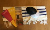 Et jødekit - kippot, tallit og brochurer 