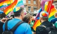 jøder til pridefestival med regnbue kalotter på