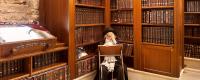 Ortodoks jøde omgivet af bøger