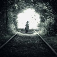 sort hvid billede af dreng på togbane