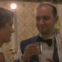 En par drikker ceremoniel vin under en bryllups ceremoni
