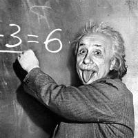 Albert Einstein ved en tavle i sort/hvid