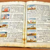 En åben bog med ni billeder og hebraisk skrift