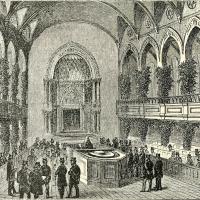 Illustration af et hof, hvor mænd med højehatte deltager
