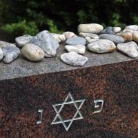 Små sten på toppen af en jødisk gravsten