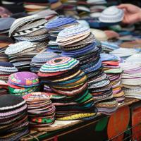 Farverige kalotter på markedet i Jerusalem