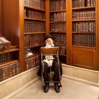 Ortodoks jøde omgivet af bøger