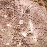 Indgraveret pirattegn i sten med hebraiske bogstaver 