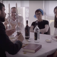 fem personer der sidder rundt om et bord med vinflasker og lysestager
