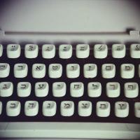 En skrivemaskine med hebraiske bogstaver