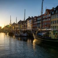 Solnedgang over Nyhavn i København 
