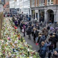 Blomster ude foran synagogen efter terror angreb 2015