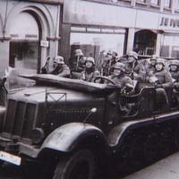sort/hvid billede af tysk militærkøretøj med 9 soldater i Aabenraa