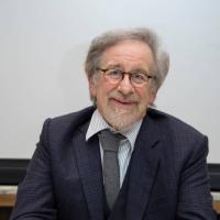 Billede af smilende Stenev Spielberg med briller
